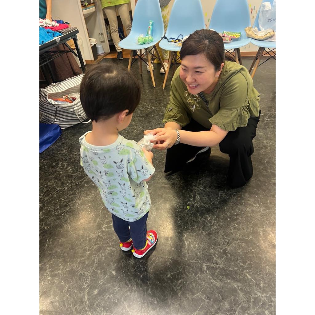 【10月16日　ひとり親家庭限定食料配布のお知らせ】
.
10月16日(木)　【ひとり親家庭限定】の食料配布を開催します！
八王子市内にお住まいで、18歳以下（高校3年生まで）のお子様がいらっしゃるひとり親家庭が対象です。
.
事前予約が必要になりますので、以下のリンクから受付フォームに進み、お申込みください。
また、お受取りの際は、ひとり親家庭であることを確認できるもの(マル親の医療証など)を必ずお持ちください。

当日お忘れになったり、ひとり親家庭であることを確認できない場合には、食品のお渡しができませんので、ご注意ください。
.
https://dattochi.jp/shokudo/
.
事前申込受付は、10月15日(水)17時までです。
.
必要な方に届きますように!!!!!
お声がけ拡散にご協力お願い致します🍀
ご安心くださいませ☆
エコバックご持参お願い致します‼️
.
ご予約お待ち致しております🍀
.
※お問い合わメール：dattochi8@gmail.com
電話：080-7968-0908（三宅）
.
※システム上、申込フォーム以外での予約受付は出来ませんので、その旨ご了承ください。
.
#食料配布
#お弁当配布
#dattochiみんなの食堂
#予約
#受付